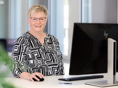 Portrait von Monika Lehmann im Büro