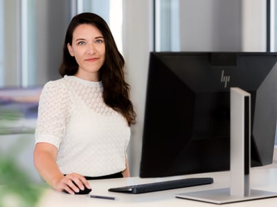 Portrait von Samira Ayachi im Büro