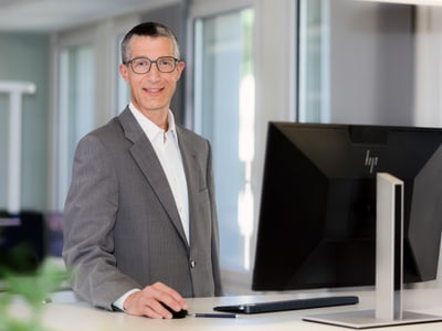Portrait von Emmanuel Vauclair im Büro