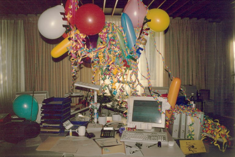 Alte Computer, Ballons, Luftschlangen