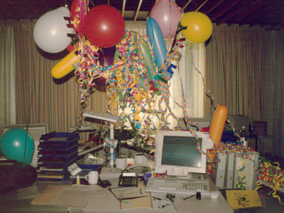 Alte Computer, Ballons, Luftschlangen